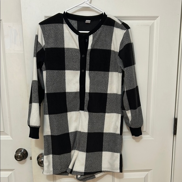 Old Navy Other - Button-Up Long Sleeve Onesie Pajamas size XS black-and-white checkered